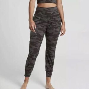 Athleta Salutation Jogger Camo,
Black Grey‎ SIZE S